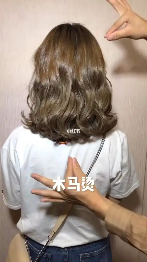 木马烫发分享一款森系风格的波浪卷,满满滴慵懒气质喔·搭配暖色调的