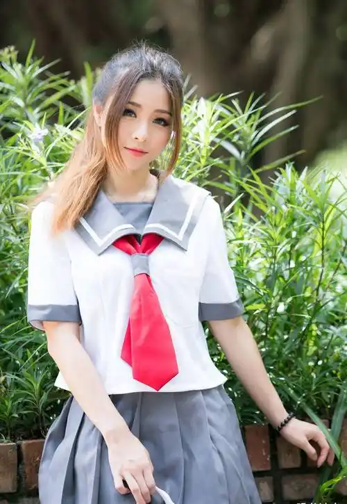 穿水手服的台女生在校园里面拍写真甜美有了但差了几分青春