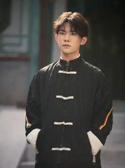 易烊千玺路透被嘲太矮,两张带你了解易烊千玺的真实身高