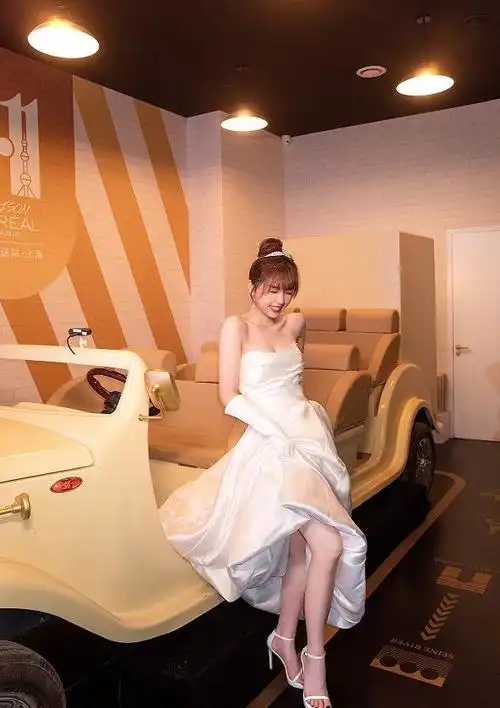 虞书欣为秀"丝袜腿",故意对镜撩开裙摆,哪知美成直男的最爱