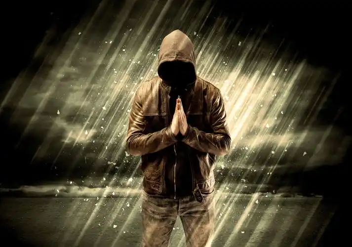 双手合十的男人