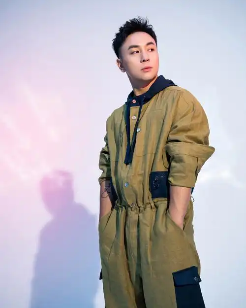 近日,演员释小龙曝光一组时尚大片,在光影交错中,身着军绿色连帽工装