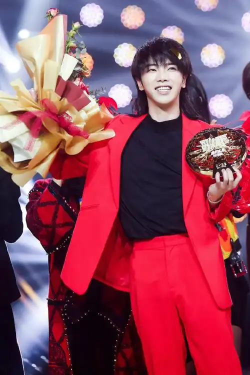 那些在长沙的经典红衣战袍#华晨宇 十年后的长沙又下雨了##华晨宇火星