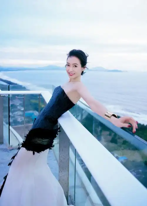 宋茜发布会现场哭了