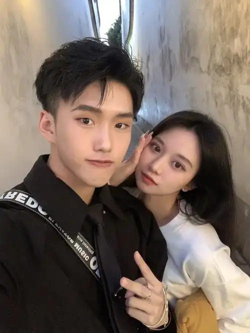 假情侣合照0901谁更好看在一起就是比美