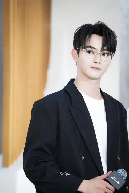 许凯超话#许凯##原相机下的许凯#戴眼镜02的凯凯高清get@许凯soso