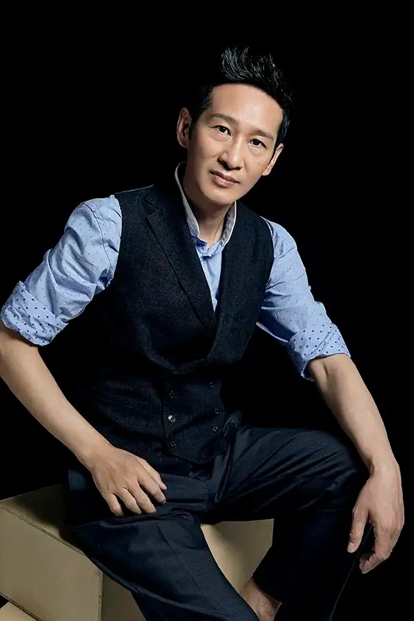 王劲松生日大片曝光气质稳重尽显绅士