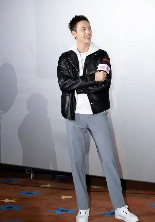 小哥哥酷帅皮衣叠穿减龄卫衣,毛寸发型尽显少年清爽,女人味满满