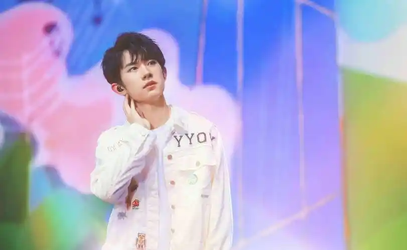 易烊千玺解密男团标准听了他的回答难怪tfboys可以火这么多年