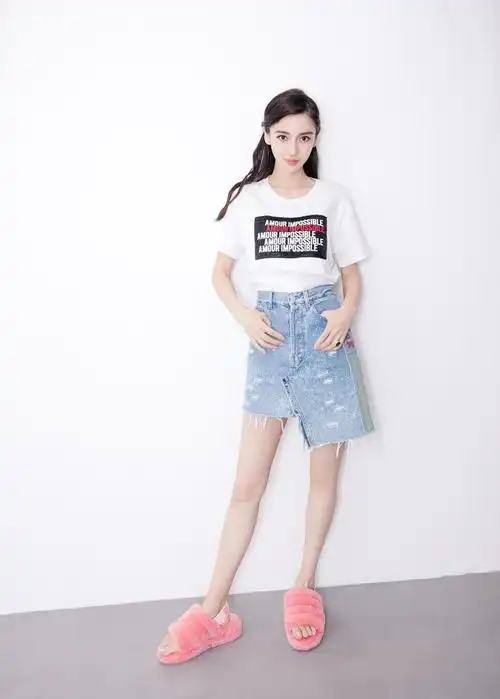 女神angelababy穿粉嫩拖鞋 满满少女感
