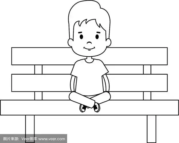 小男孩坐在公园的椅子上