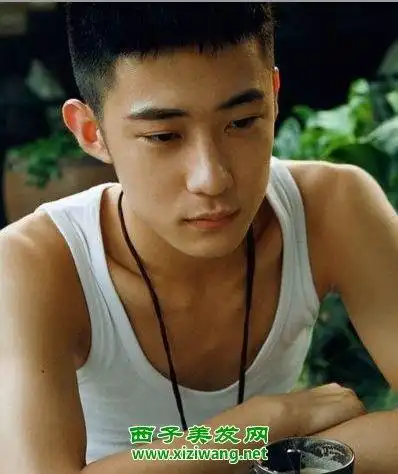 短寸飞机头发型领潮寸头帅哥大pk