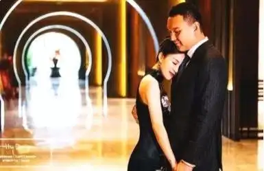 李嘉格原本担心怀孕时穿婚纱可能不好看,所以决定在恢复身材后再举行