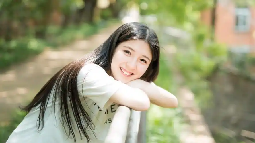 元气少女满满的青春气息青春在欢声笑语中畅饮未来