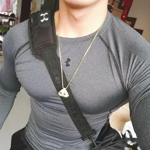 67男生胸肌很大,到底有多受欢迎?_健身