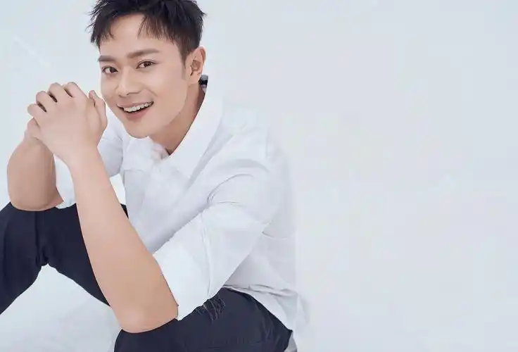 曹骏文艺时尚生日大片曝光 展现清新俊朗轻熟男风貌