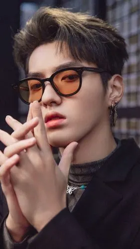 吴亦凡录歌照片曝光,以他的能力,你期待他的新歌吗?