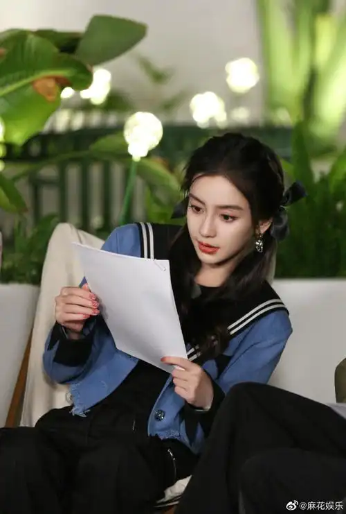 杨颖奔跑吧甜酷风剧照##杨颖奔跑吧双马尾水手服造型