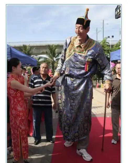 中国第一巨人鲍喜顺身高236米娶小27岁娇妻生子如今怎样了