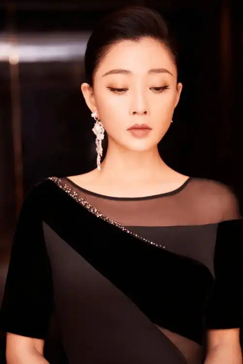 她是演员中的女富豪,多辆豪车轮流开,如今45岁却活得像20岁_殷桃