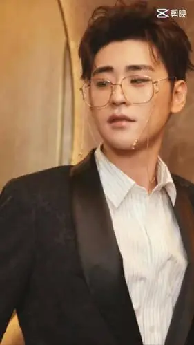 78张云雷金丝眼镜造型