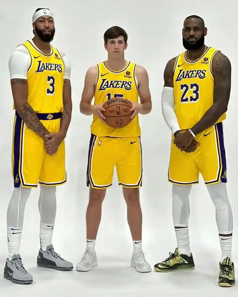 2024赛季湖人全体定妆照 - 抖音