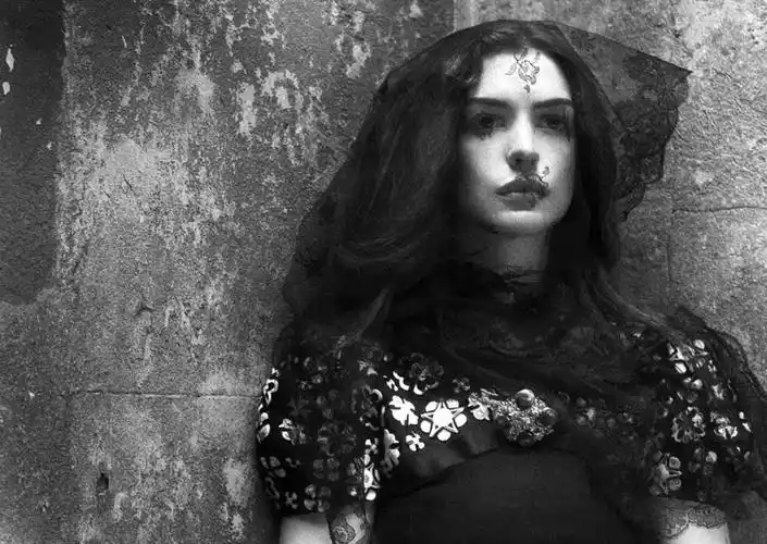 安妮-海瑟薇登杂志封面 黑纱蒙面神秘感十足