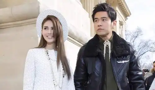 周杰伦父子长得真像!昆凌带孩子参加活动,罕见曝光儿子正脸