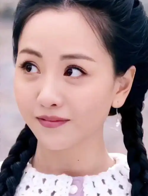 杨蓉,两个马尾辫显得太可爱了-度小视