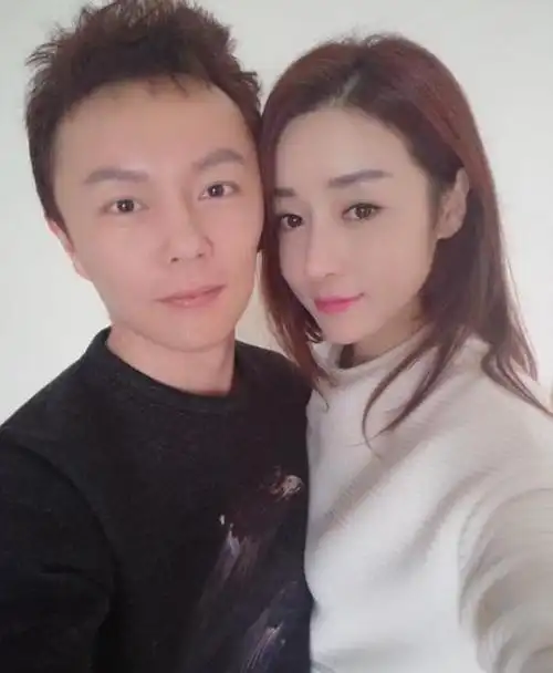 但是幸运的是,谢苗在感情上是颇有收获,娶了一个漂亮的老婆,在2013年