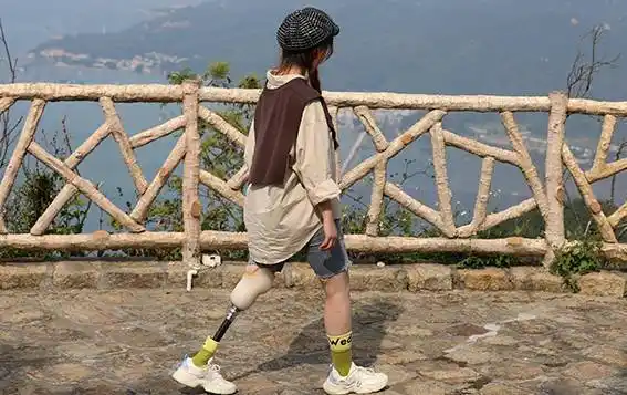 穿戴小腿假肢如何做到正常站立,步行_训练_身体_进行