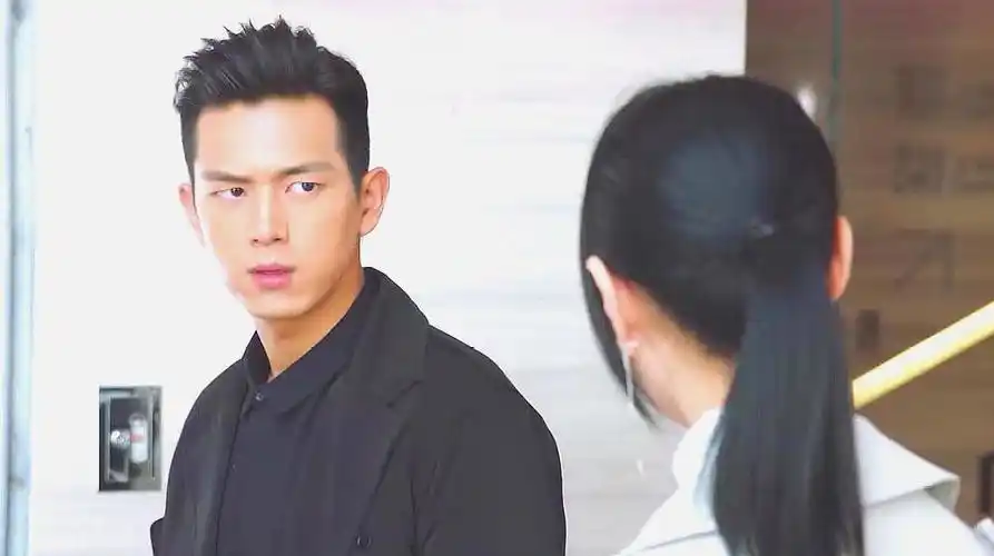 亲爱的热爱的:97带佟年去吃饭,韩商言以为佟年是grunt女朋友-影视综