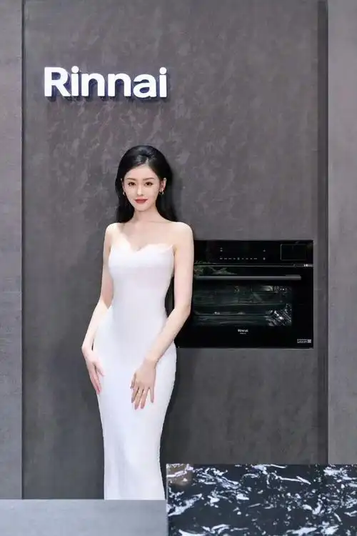 又被张天爱惊艳了!"葫芦"身材前凸后翘,后背露出一块白到发光