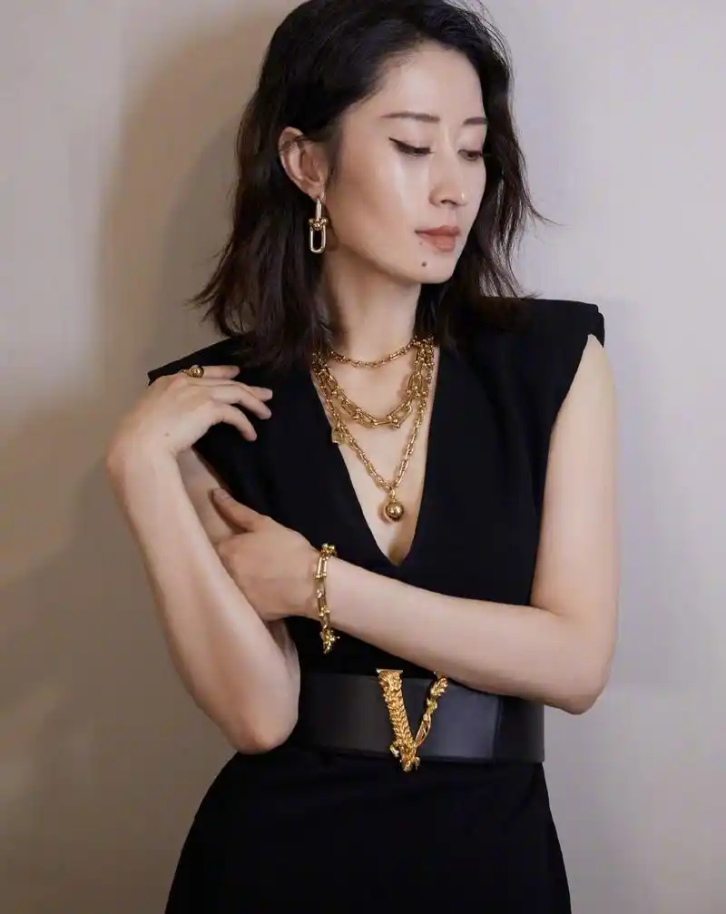 刘敏涛身着极致紧身的深v小黑裙,性感迷人._高清图集_新浪网