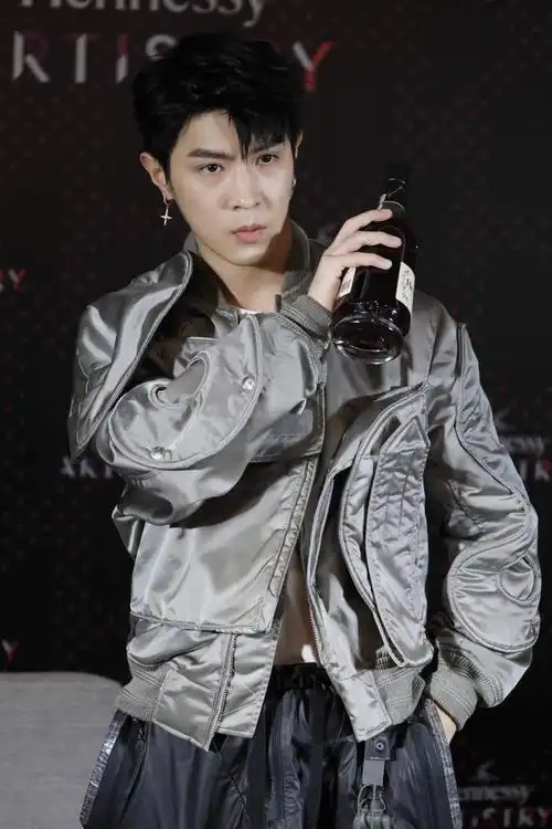 马伯骞未来感银色外套帅气前卫分享thatsok创作理念