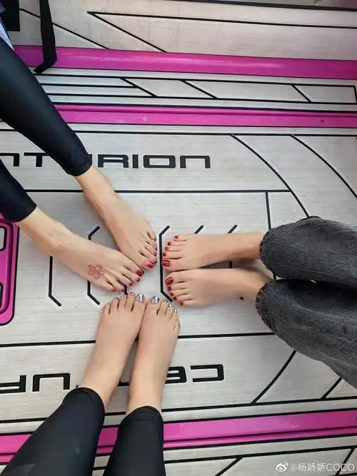 有网友还质疑这究竟是不是baby,粉丝也通过baby脚上的"印记"确定就是