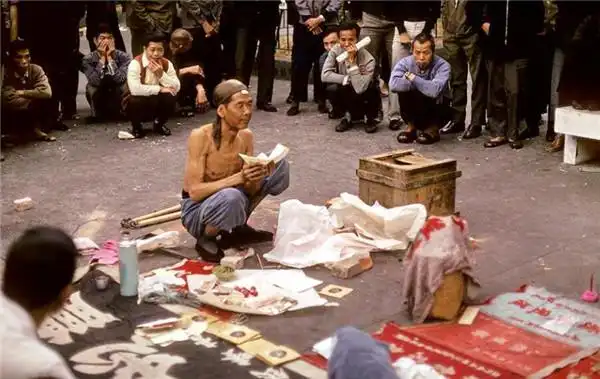 他天生残疾,靠着"职业乞丐"坐拥千万资产,经历令人难以想象