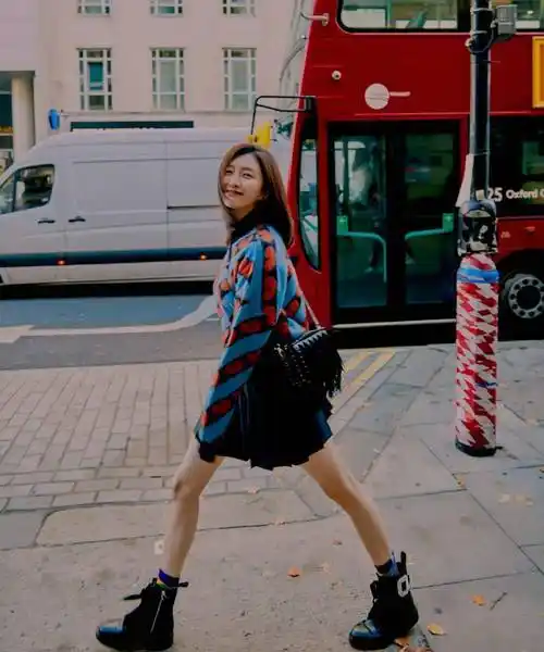 33岁江疏影街拍够新潮,把长筒靴当裤子穿,玩出"下衣失踪"真飒_西装