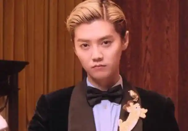 鹿晗拍摄尝试"大背头",掀起刘海气质变化大,这发际线认真的?