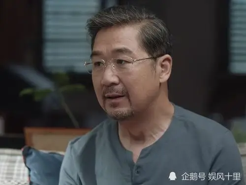 她在南建龙面前总是表现的百依百顺,会想方设法的去讨南建的欢心.