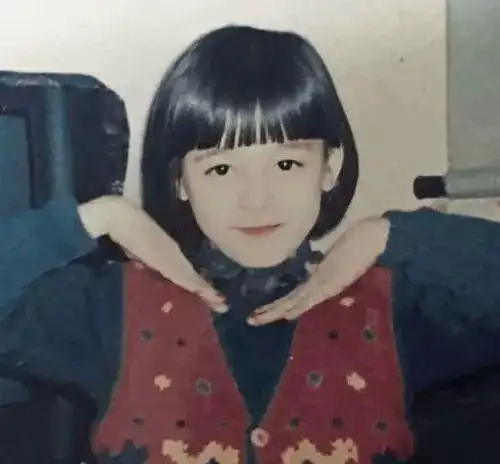 热巴小时候照片爆出整容谣言不攻自破网友实在太好看了