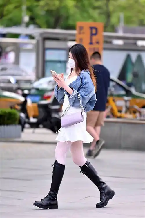到了夏初时节,还是有些美女喜欢长靴搭配,很多人会觉得这个时节搭配