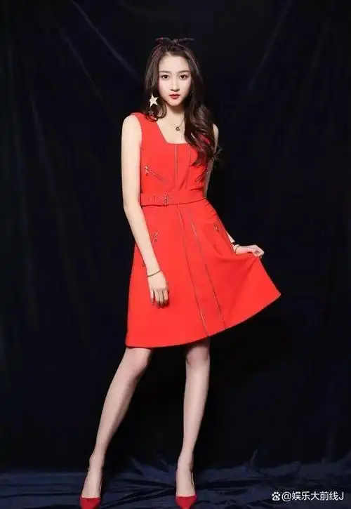 "张一山关晓彤搭档情侣,男主内增高现巧思,关晓彤长腿引瞩目!