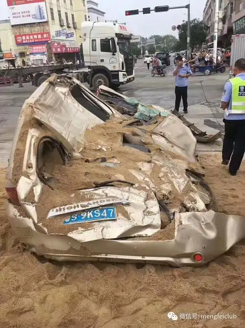 为何大车频频侧翻压扁小车?我们该注意些什么?