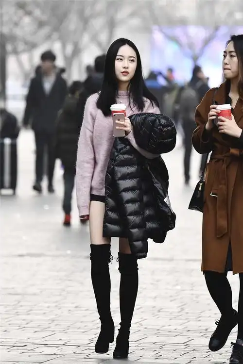 不是特别高,走路会轻松很多,也会穿出自己的时尚感觉,这款黑色靴子