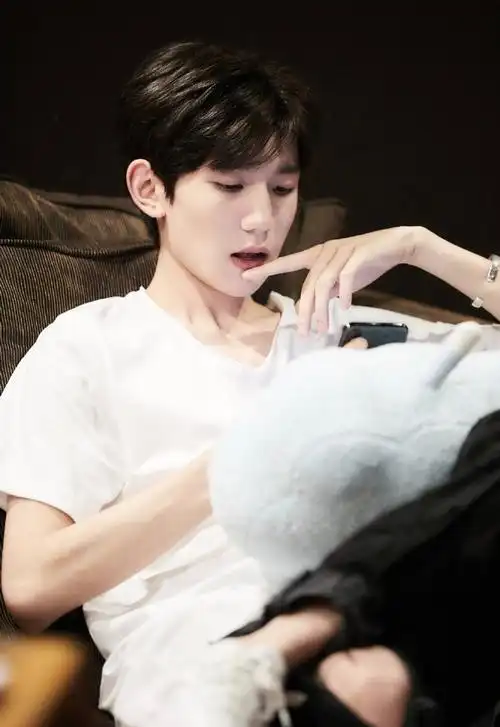 明星的锁骨可以有多欲##王源从2000年到20岁