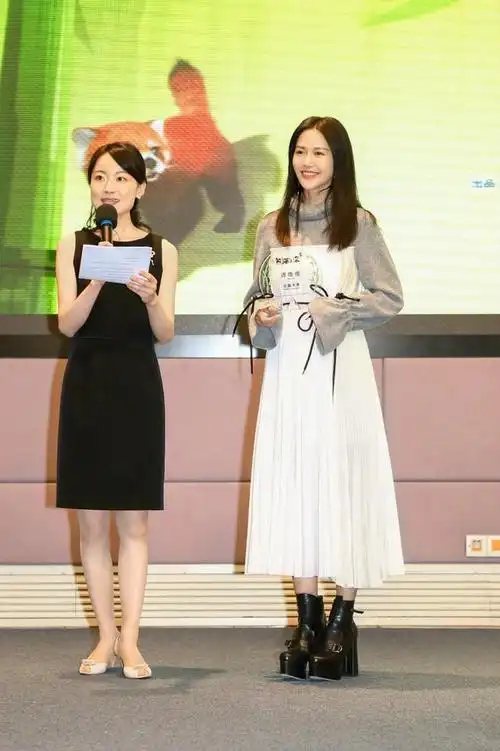 杨幂穿着开裆裤是想站着方便谭维维下次还是别拿鞋带扎袖口了