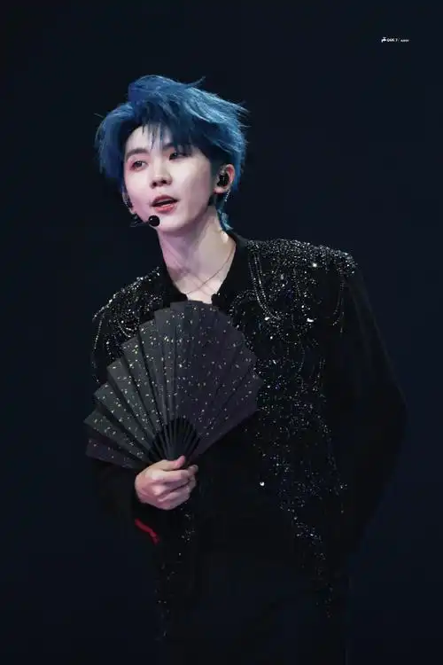 马嘉祺好好看的蓝发,腿好长,脸好帅,怎么那么帅,我的老天爷,现在允许