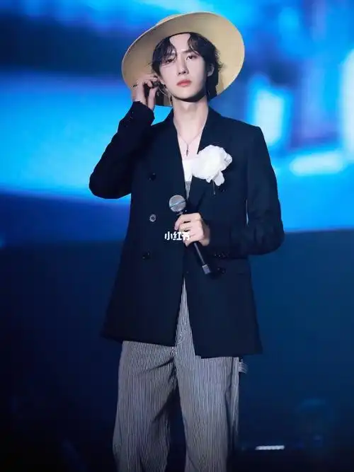 更新壁纸啦12一博路飞装