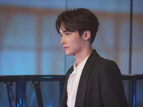 男以一身设计感十足的黑白西装造型亮相,尽展文艺气息,中分发型上演